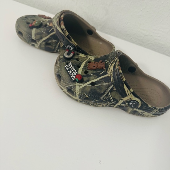 CROCS Kids Size C13 Olive Camo Clogs with Different Jibbitz Charms Casual - Picture 4 of 7